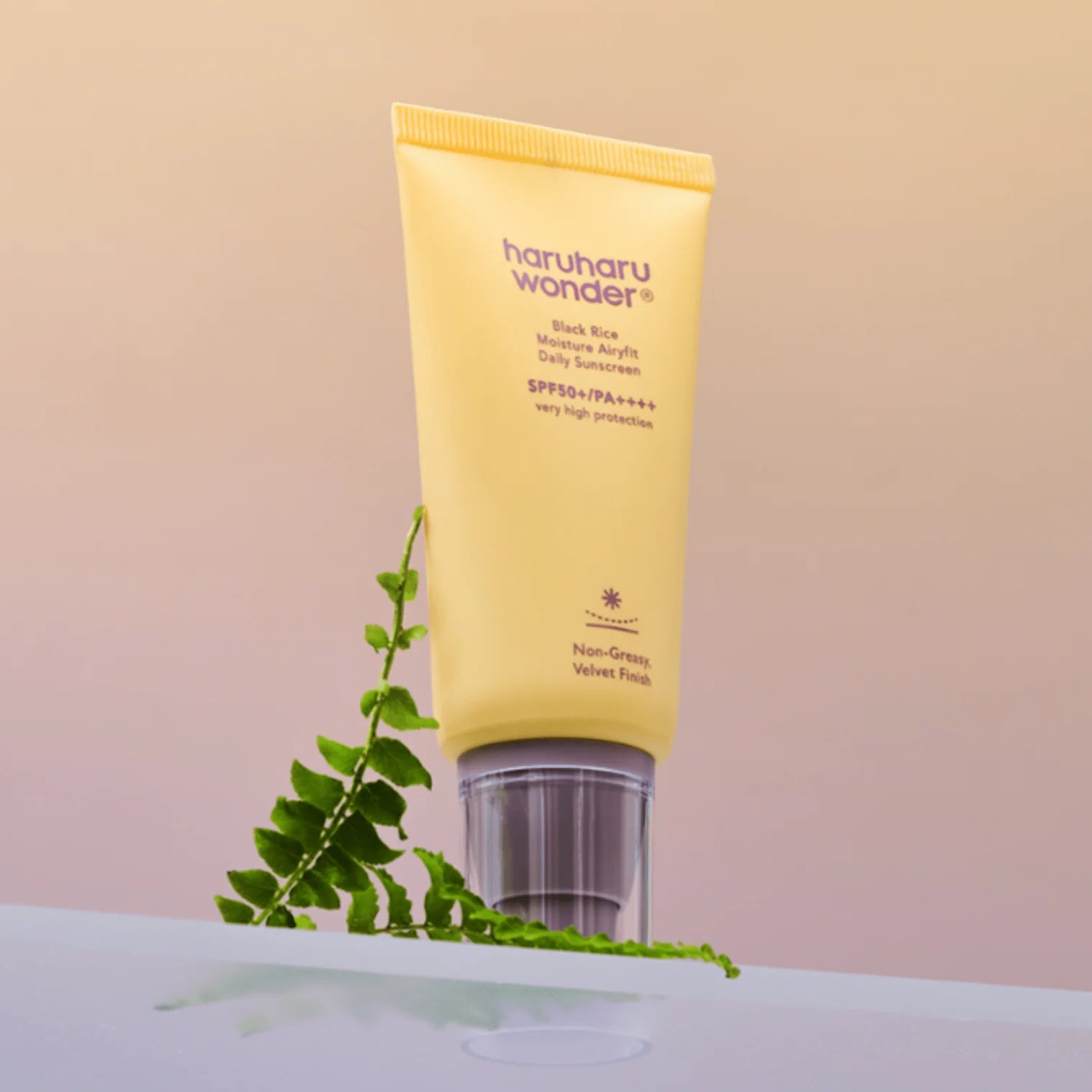 Haruharu Wonder juodųjų ryžių drėkinamasis lengvos tekstūros saulės kremas 50 ml