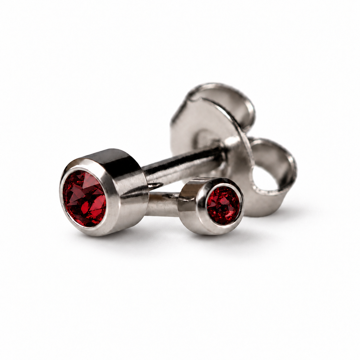 Caflon Mini Granatas 3mm stud tipo auskarai su raudonu akmenėliu, nerūdijantis plienas