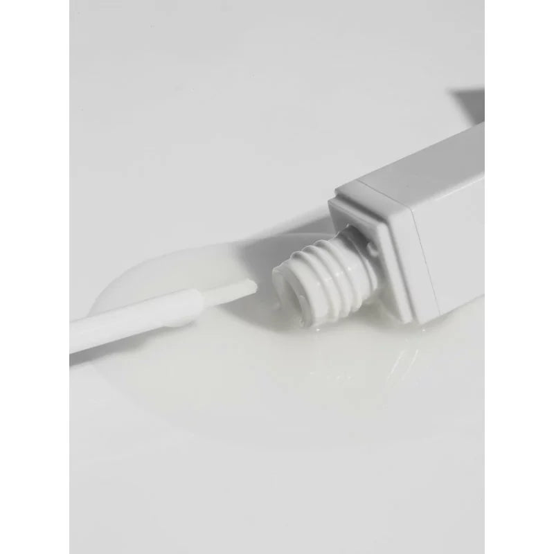 HD Brows Brow Maximiser serumo tekstūra ir buteliuko detalė