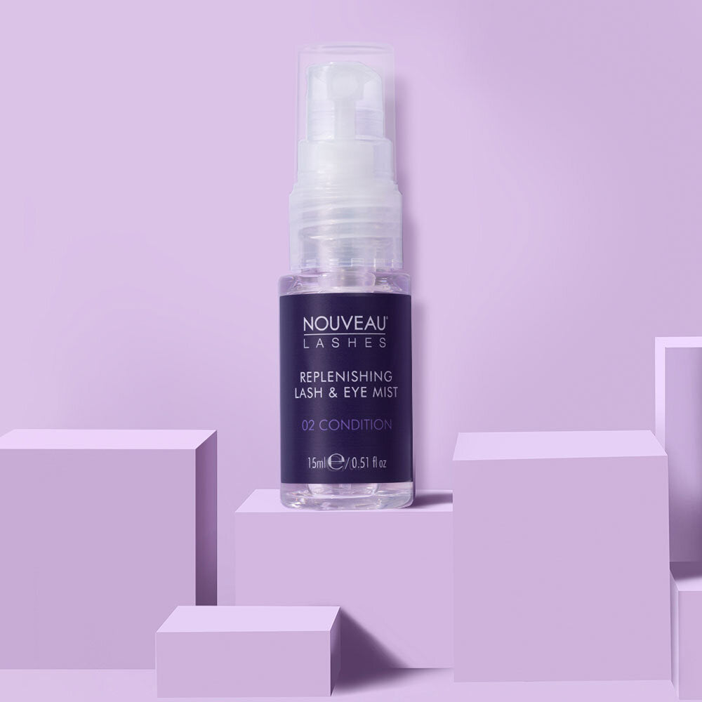 Nouveau Lashes akių dulksna violetiniame fone